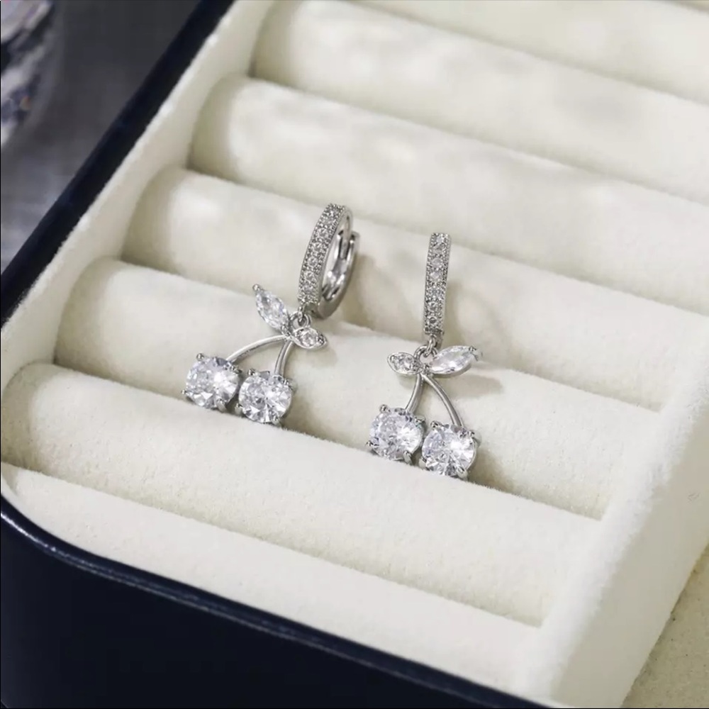 New Women’s Silver Plated Dangle Diamond Earrings - Picture 3 of 3